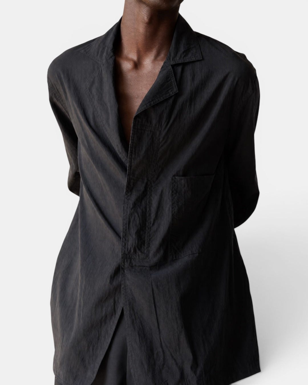 NAMELESS black suit-collar wide-sleeved shirt with a single chest pocket and side slits.